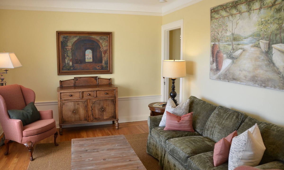 Sonoma House | Beautifully Decorated Townhouse 2 Blks From Square