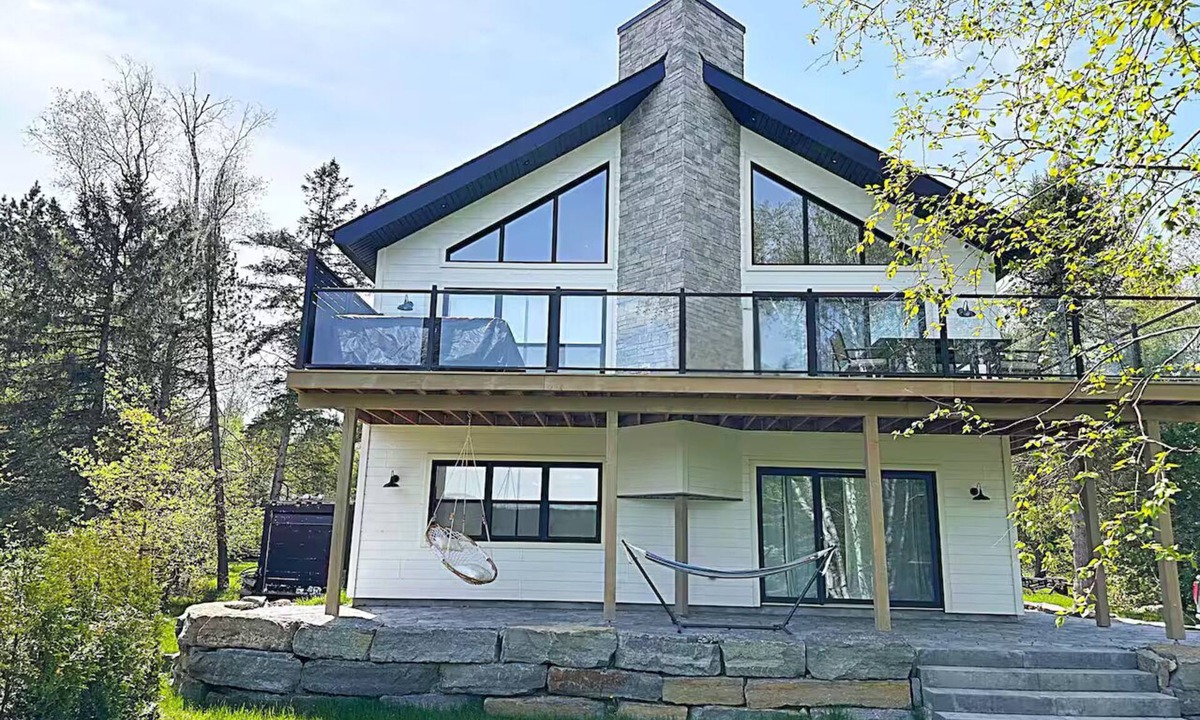 Lac-des-Plages House | Beautifully Designed Lakefront Chalet with Spa