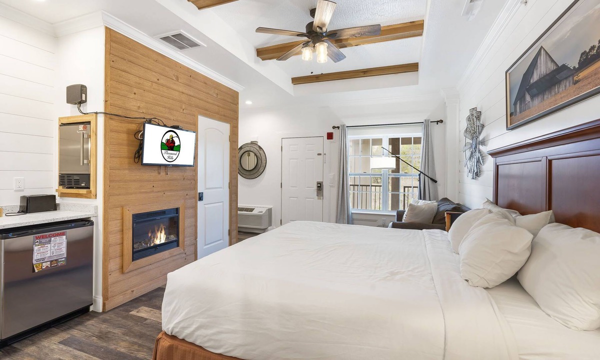 Branson Condo | Beautifully Designed Suite with Kitchenette beside Golf Course