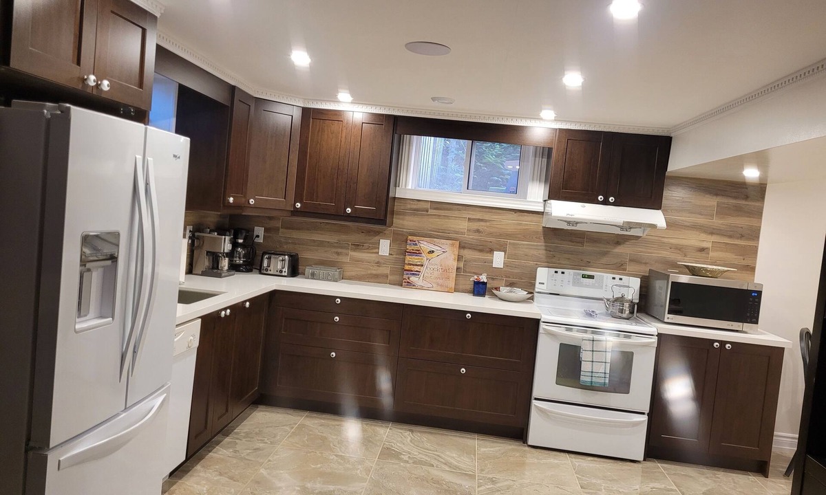 Whitby House | Beautifully Finished Apartment with Heated Floors and Pool Table