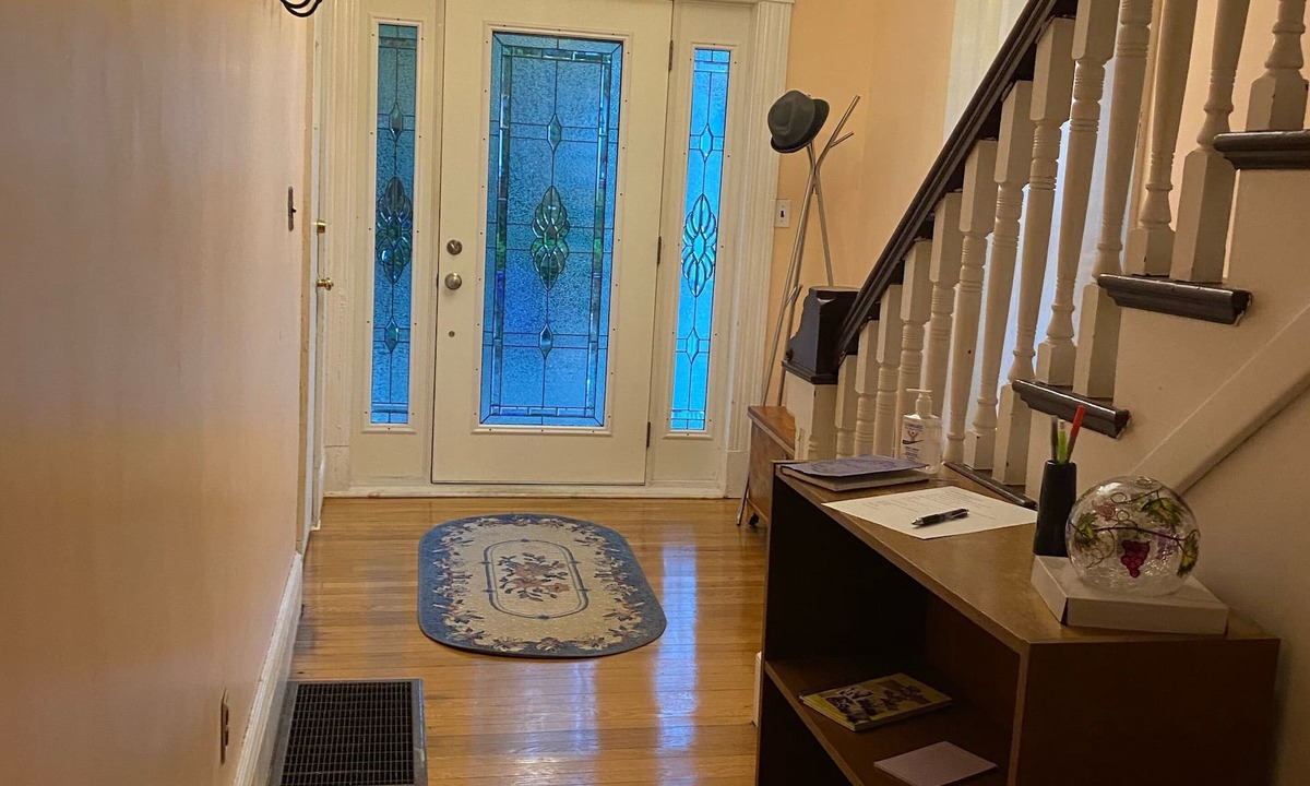 Malden House | Beautifully furnished 3 bedrooms close to Boston Apt up to 5 adults
