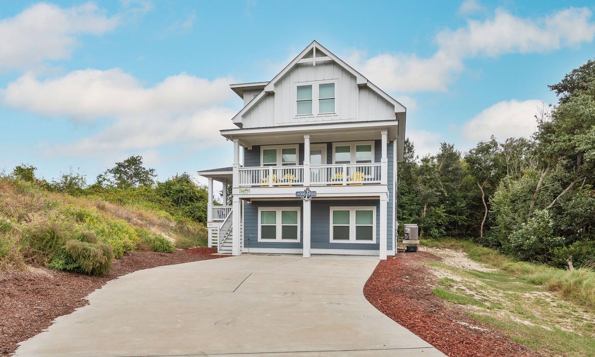 Monteray Shores House | Beautifully Furnished. Hot Tub. Foosball. Bring Fido.