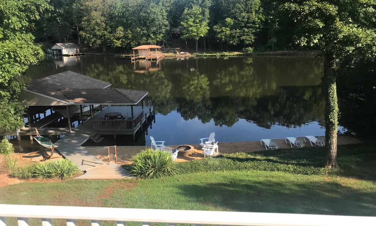 Bracey House | BEAUTIFULLY FURNISHED WATERFRONT HOME NEAR GOLF COURSE, WINERY, & DINING