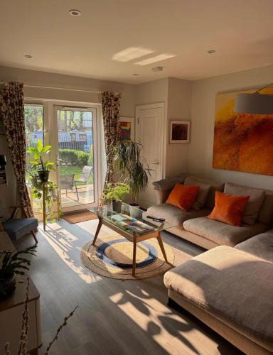 Uxbridge South Apartment | Beautifully Light Canal-side Apartment