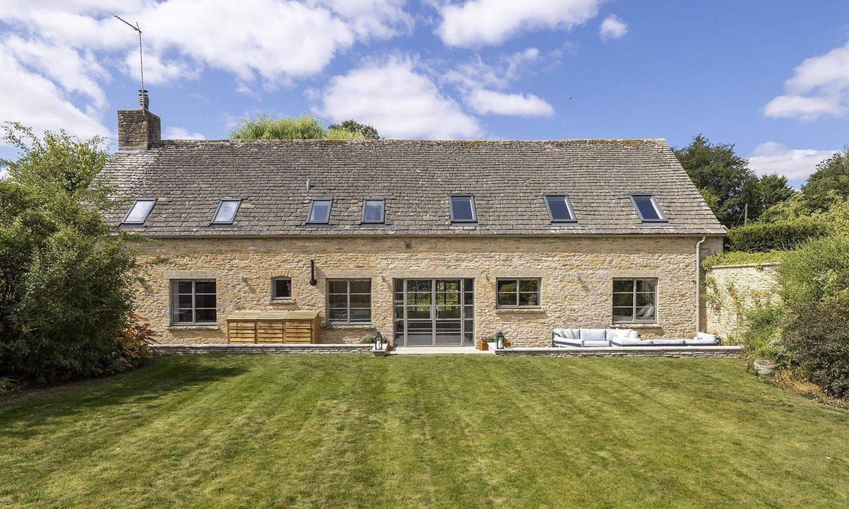 Burford Cottage | Beautifully presented dog friendly barn conversion - The Tallat