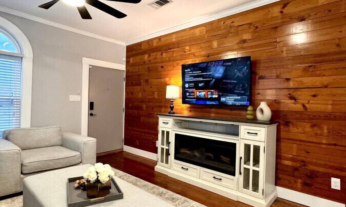 Northwest Los Angeles Heights House | Beautifully Remodeled Home – Perfect Location, Sleeps 8