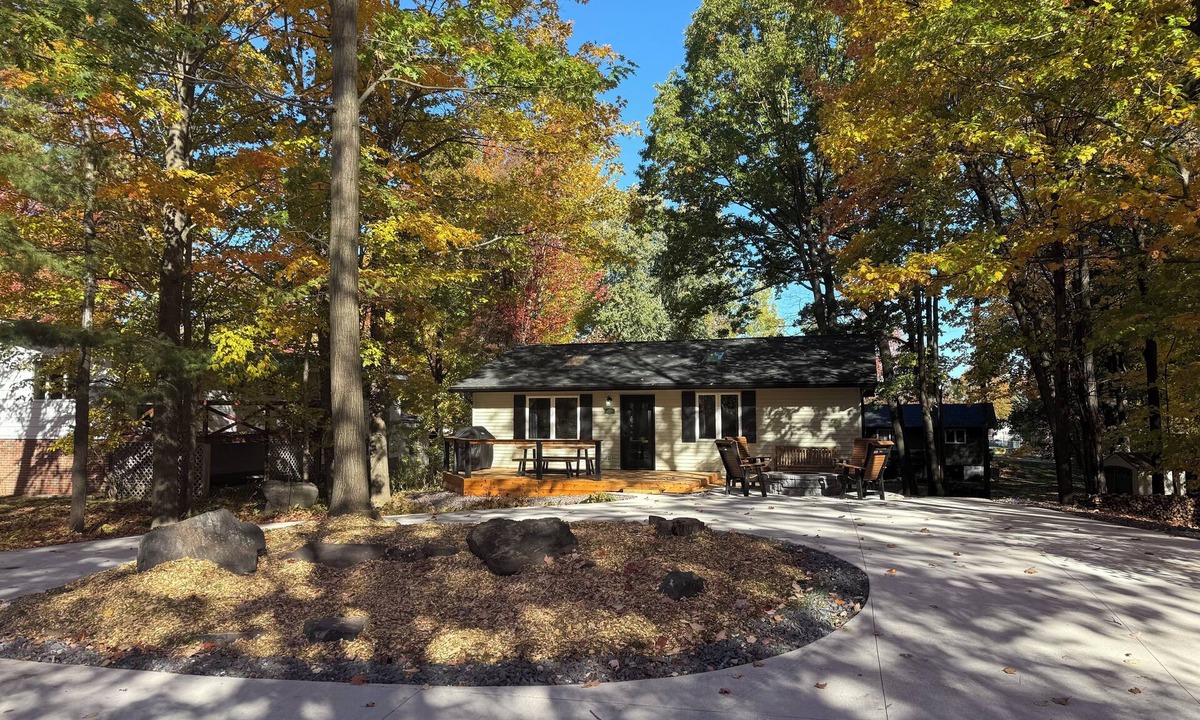 Trowbridge Park House | Beautifully remodeled 2-bedroom house in MarquettenBike, Hike, & Golf the U.P.