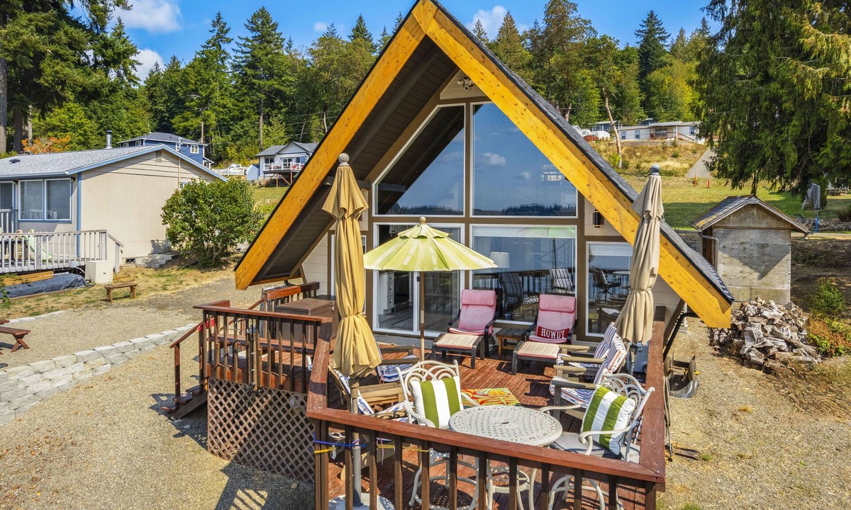 Agate Ski Chalet | Beautifully Remodeled Beach Front A-Frame