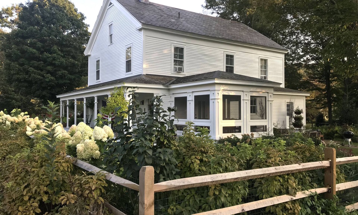 Rupert House | Beautifully restored 1806 Vermont farmhouse & “Cook’s Country” TV set