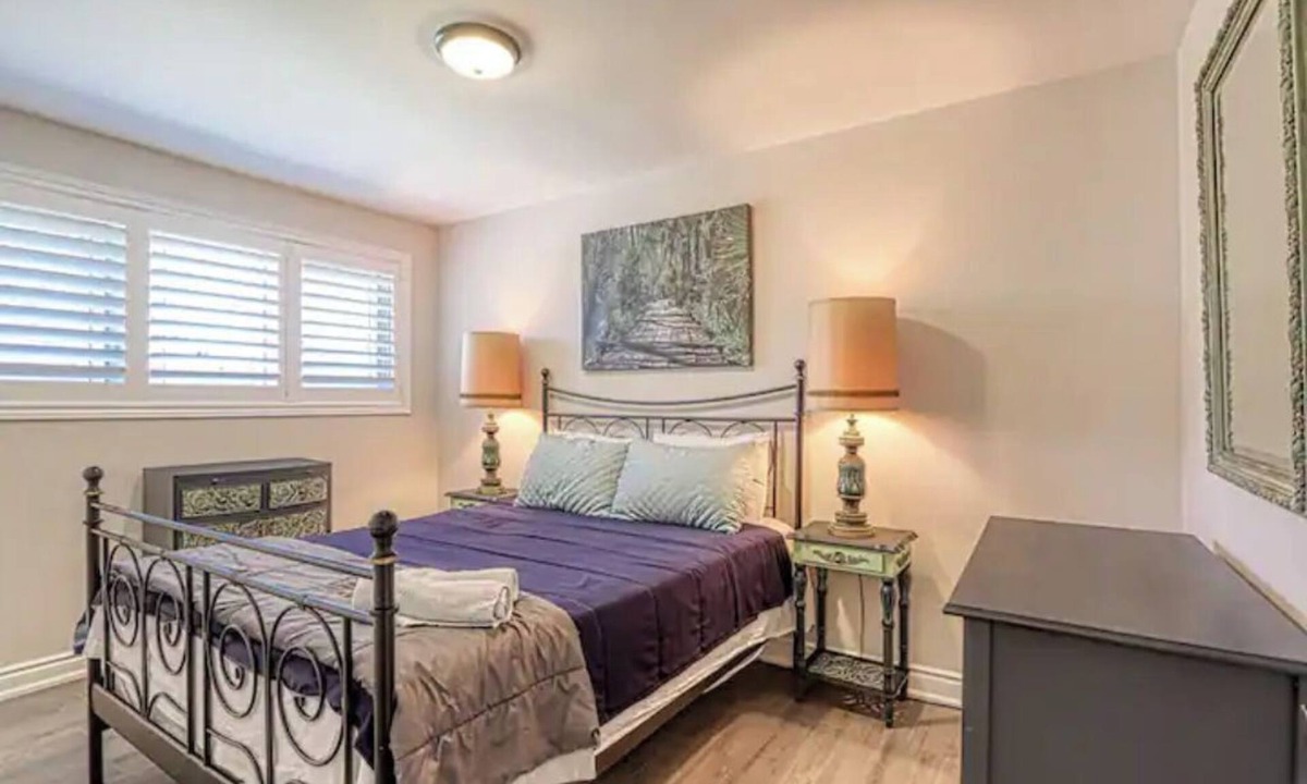 Aldershot House | Beautifully Updated Bungalow nUpper Portion