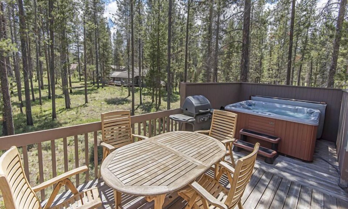 Sunriver House | Beautifully Updated Sunriver Home, Multiple Decks, Bikes, SHARC Passes, Hot Tub