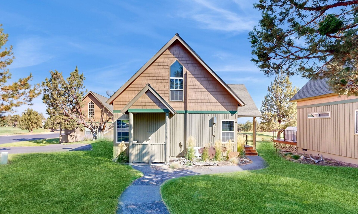 Redmond Ski Chalet | Beautifully updated, golf-course-front chalet with deck, pools, hot tubs & gyms