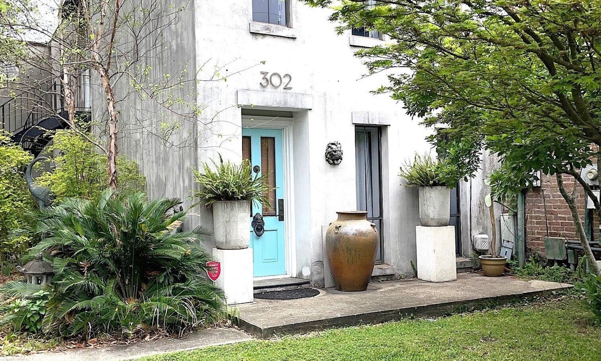 Central Business District Apartment | Beauty! 2BR 2Bath HISTORIC DOWNTOWN MOBILE Detonti Square district.