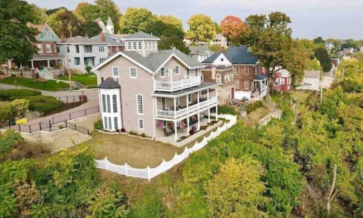 Dubuque House | Beauty on the Bluff