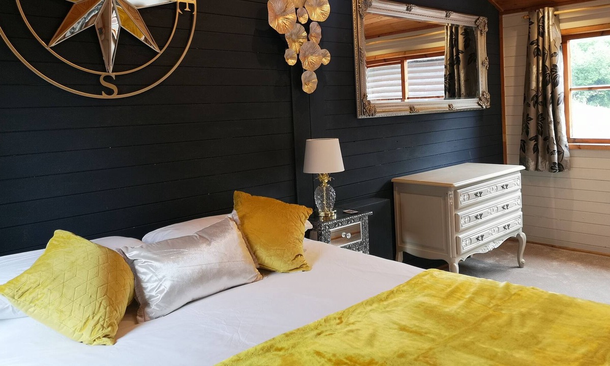 Warminster Ski Chalet | Beaver 2 HuntersMoon-Warminster-Bath-Salisbury-HOT TUB