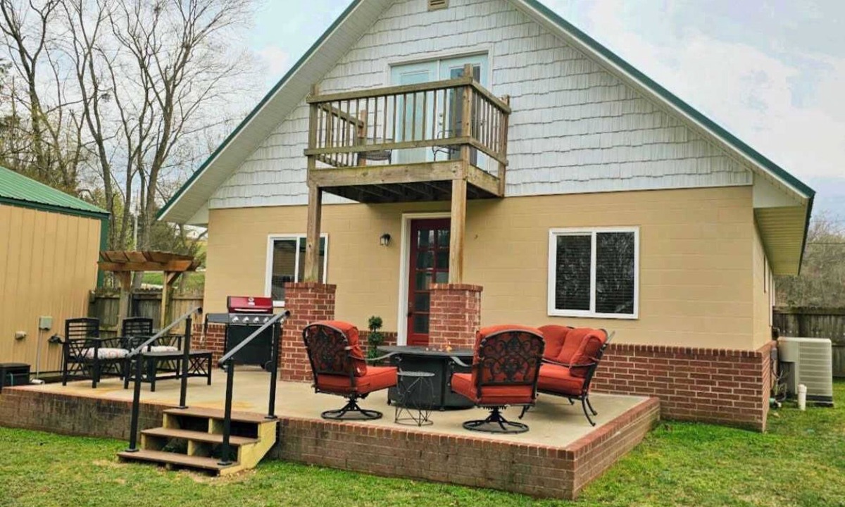 Lowell House | Beaver Lake House: Walk to Marina