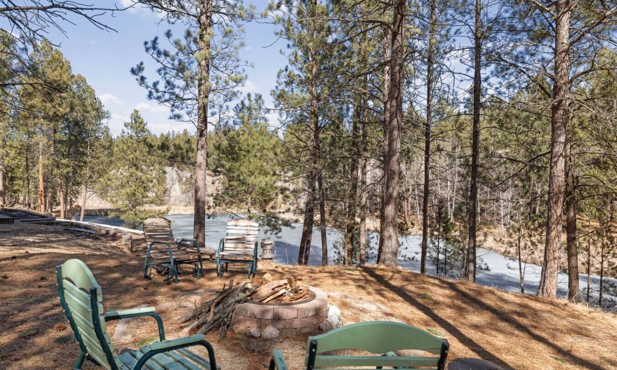 Custer Cabin | Beaver Lake Pond & Pines Cabin