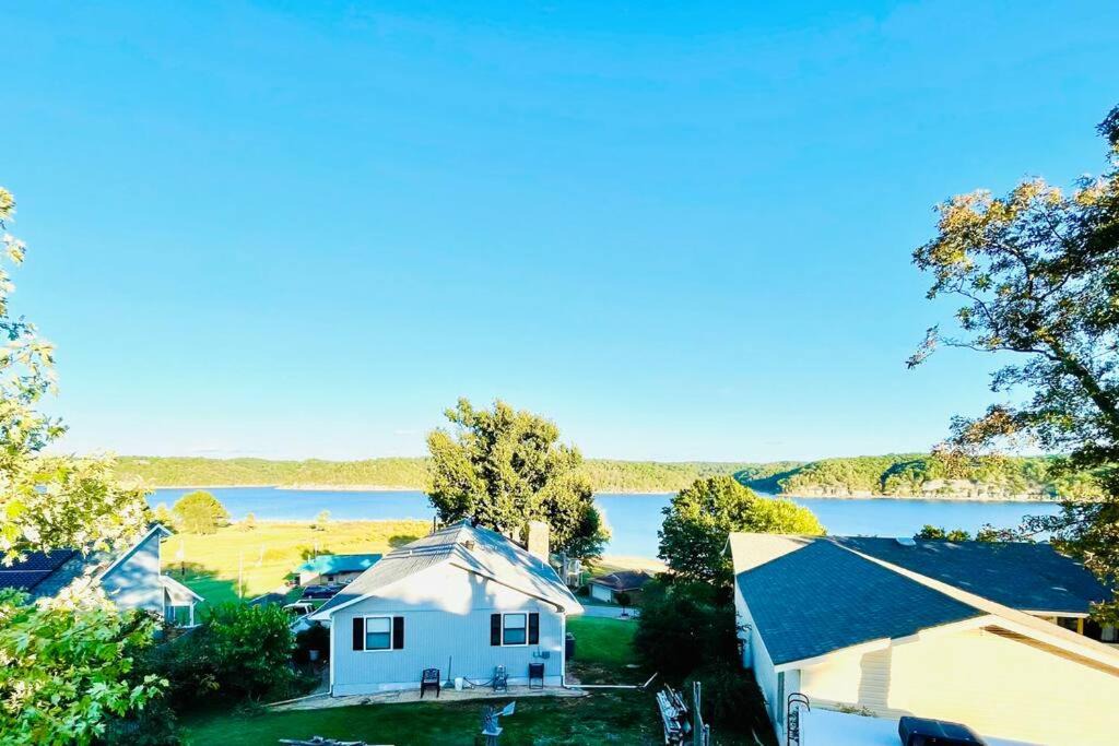Beaver Shores House | Beaver Lake Studio - King size bed and lake view