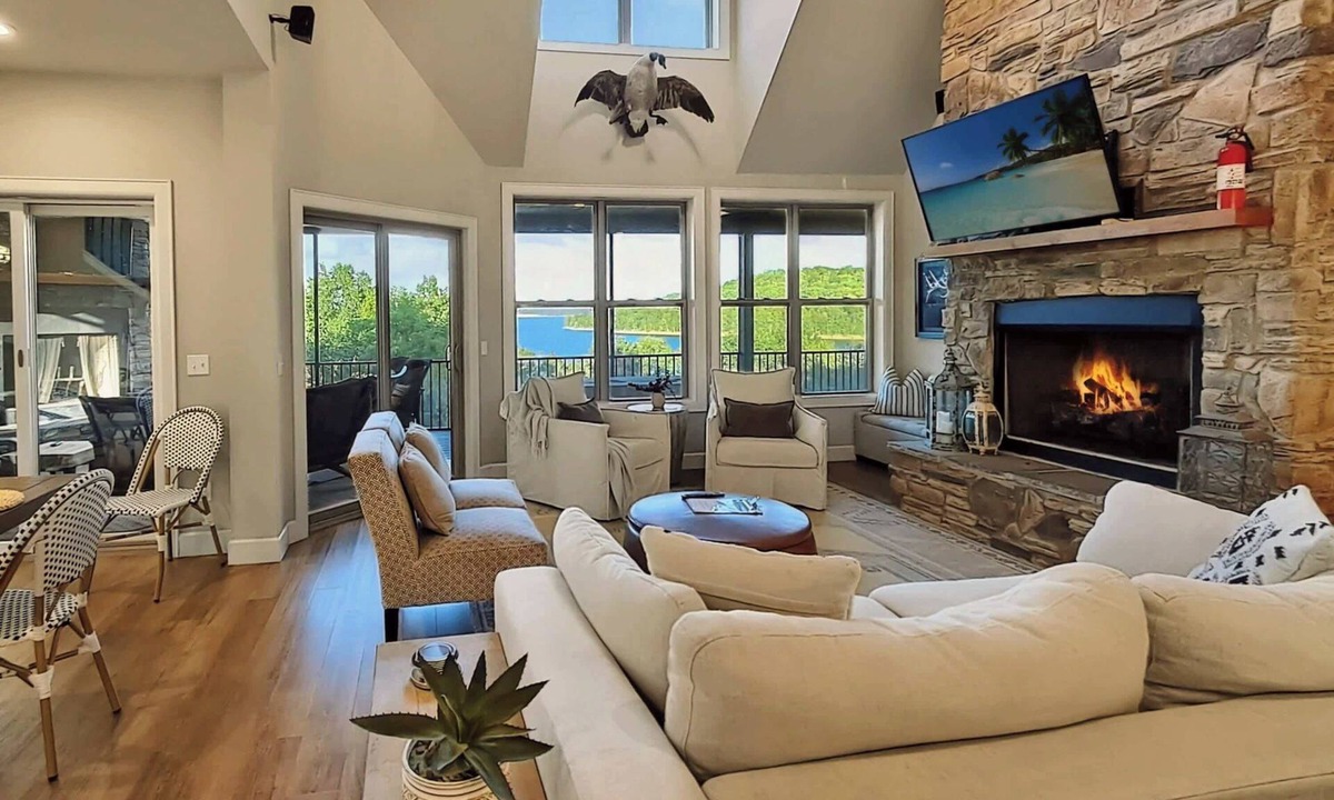 Rogers House | Beaver Lake Sunset Retreat - Fire Pit, 180° Views on Screened Porch