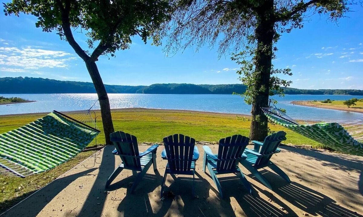 Beaver Shores House | Beaver Lake Waterfront+Winter Retro Retreat+HotTub