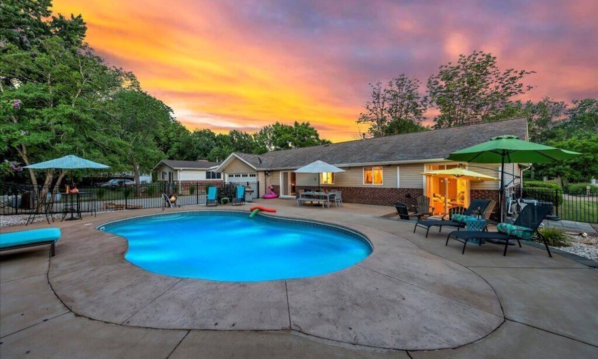 Ballwin House | Becky's Oasis-Your Private Ranch Home Sleeps 6