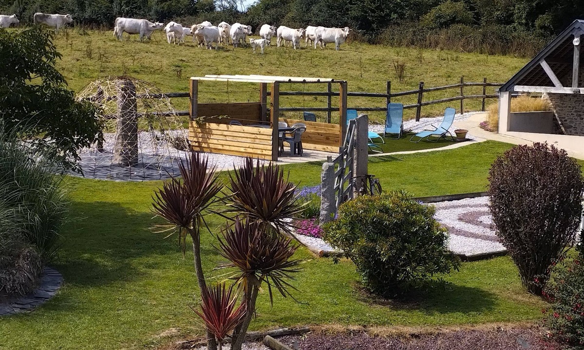 Teurtheville-Bocage Bed & Breakfast | Bed and Breakfast 'Chambre La Laitière' with Shared Terrace, Shared Garden and Wi-Fi