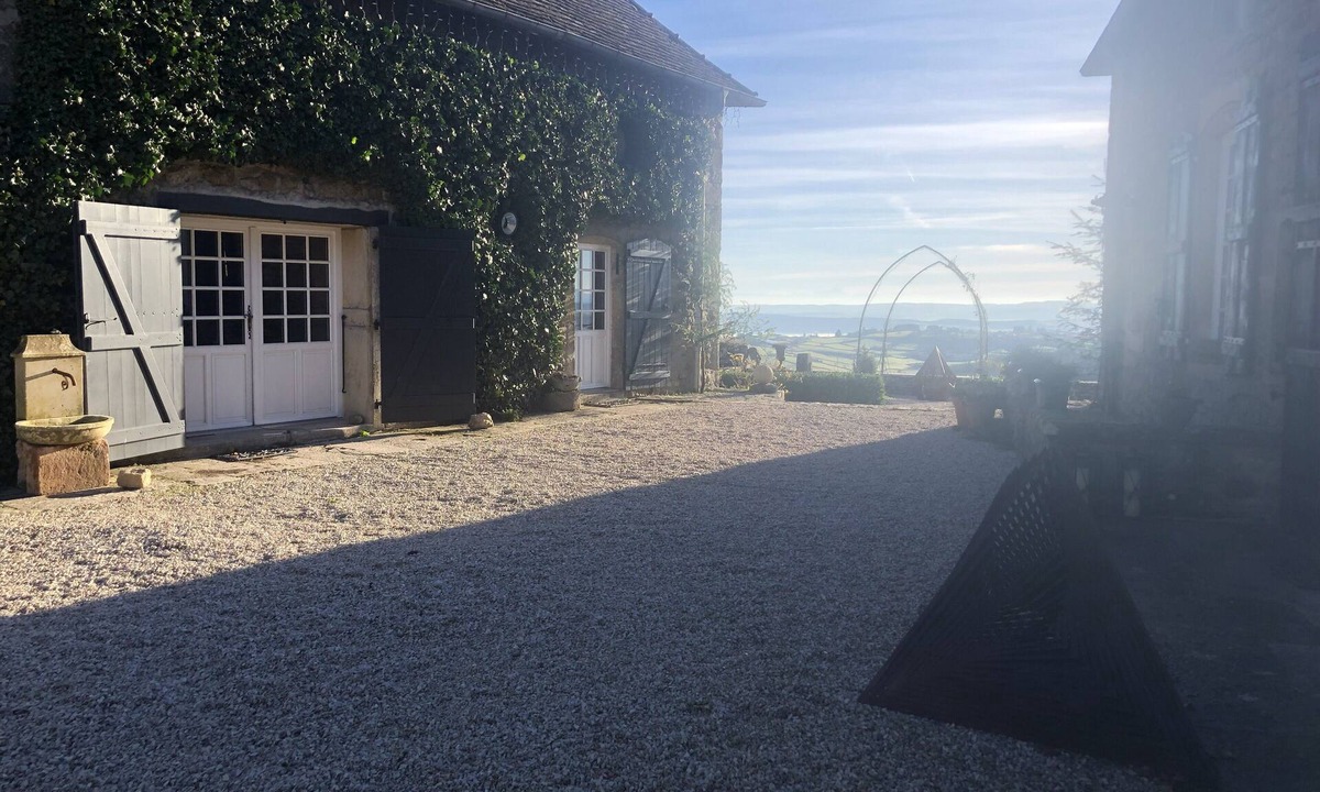 Mont-Saint-Vincent Bed & Breakfast | Bed and breakfast in a former stable