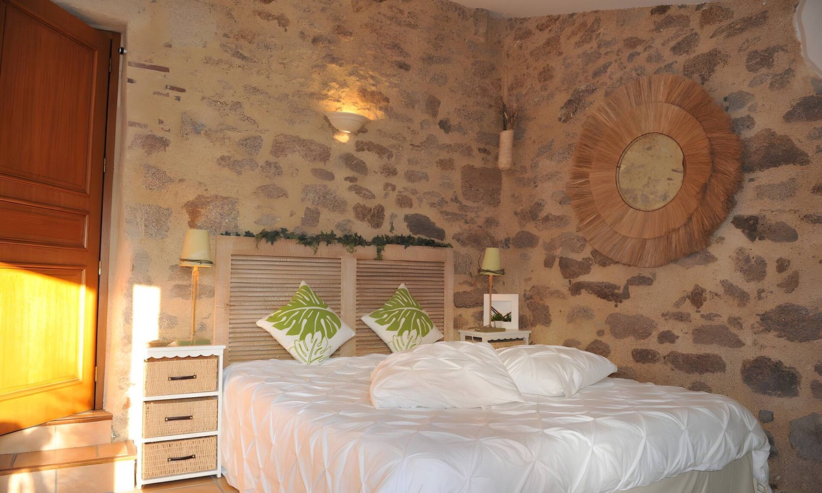 Saint-Malo-du-Bois Bed & Breakfast | Bed and Breakfast 'Chambre Nature' with Shared Garden and Wi-Fi
