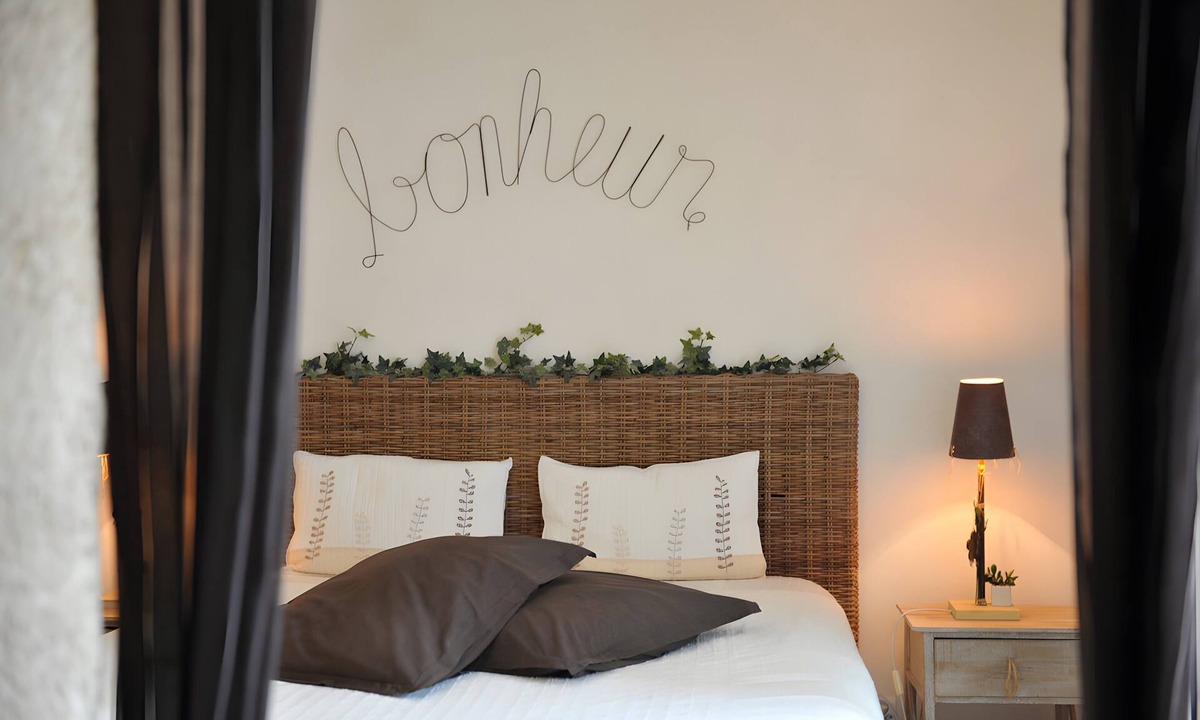 Saint-Malo-du-Bois Bed & Breakfast | Bed and Breakfast 'Chambre Bonheur' with Shared Garden and Wi-Fi