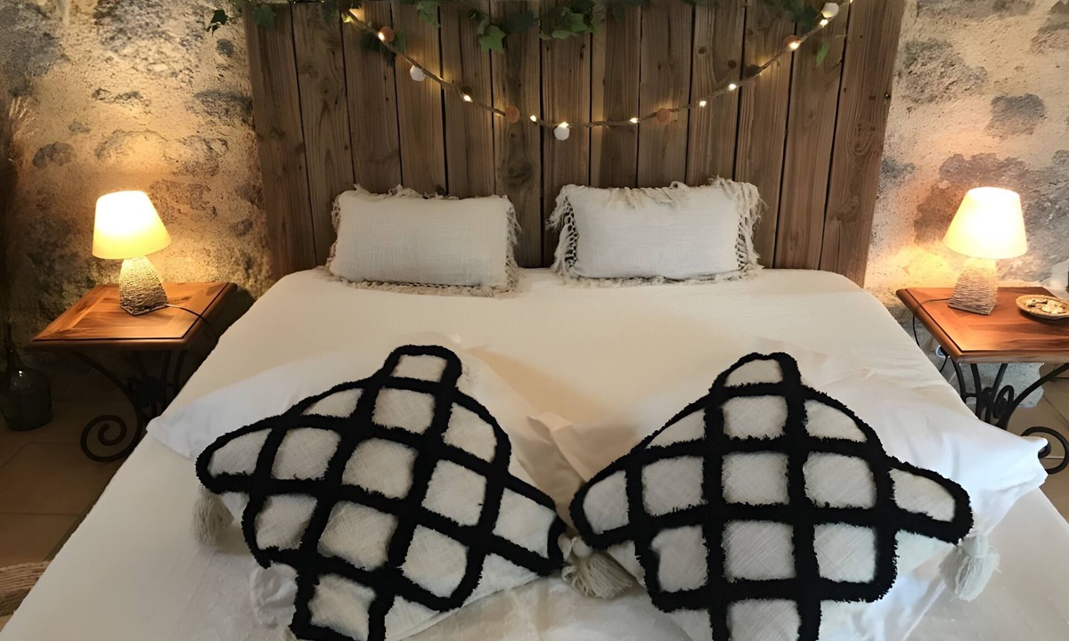 Saint-Malo-du-Bois Bed & Breakfast | Bed and Breakfast 'Chambre Bohème' with Shared Garden and Wi-Fi