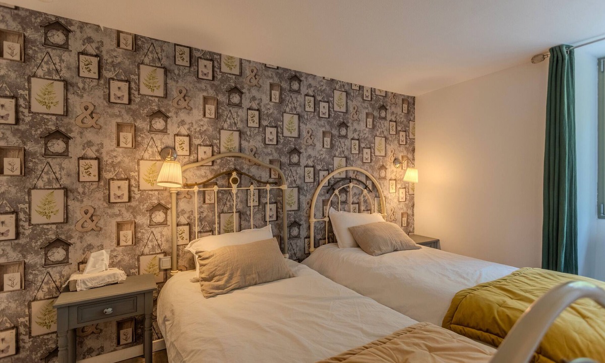 Arzacq-Arraziguet Bed & Breakfast | Bed and Breakfast 'Iris' with Mountain View, Wi-Fi and Air Conditioning