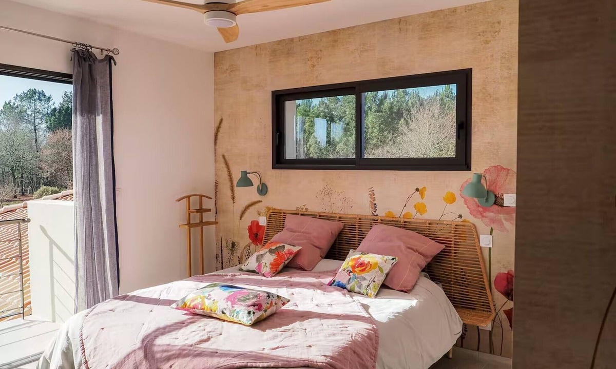 Parentis-en-Born Bed & Breakfast | Bed and Breakfast 'Chambre Double Coquelicot' with Shared Terrace, Shared Garden and Wi-Fi