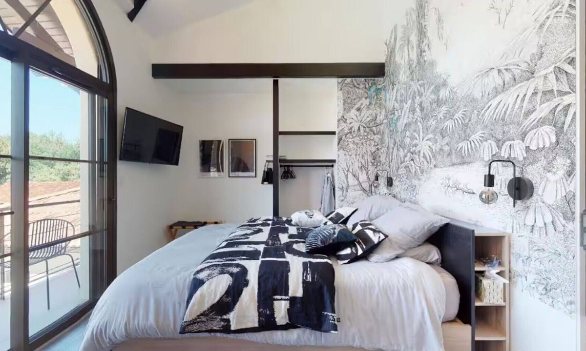 Parentis-en-Born Bed & Breakfast | Bed and Breakfast 'Chambre Double Perroquets' with Shared Terrace, Shared Garden and Wi-Fi