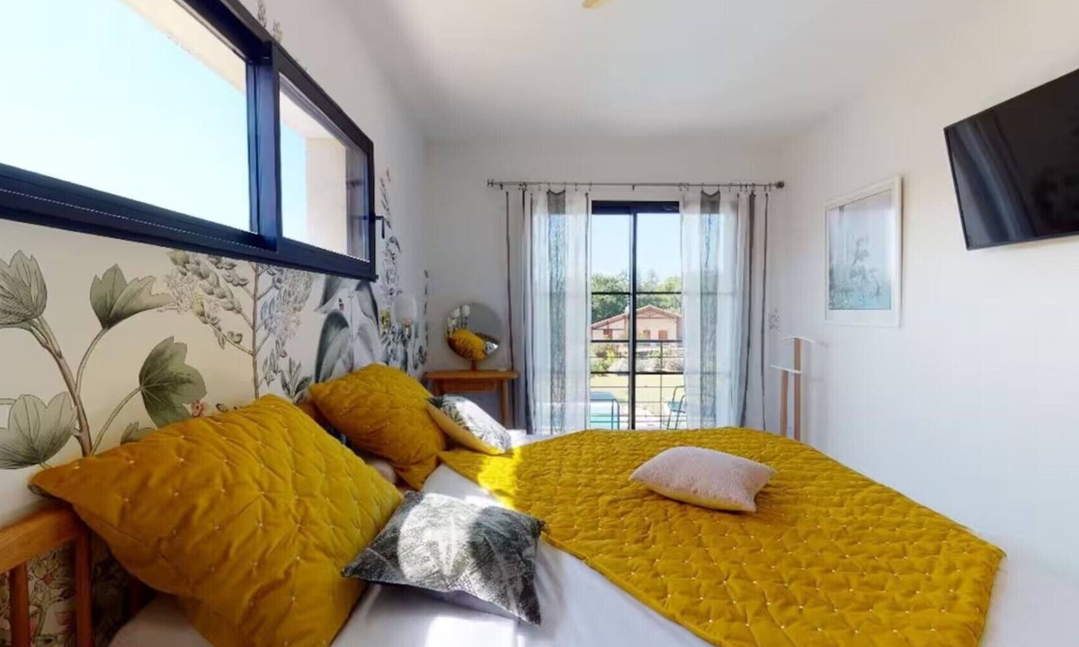 Parentis-en-Born Bed & Breakfast | Bed and Breakfast 'Chambre Suite Papillons' with Shared Terrace, Shared Garden and Wi-Fi