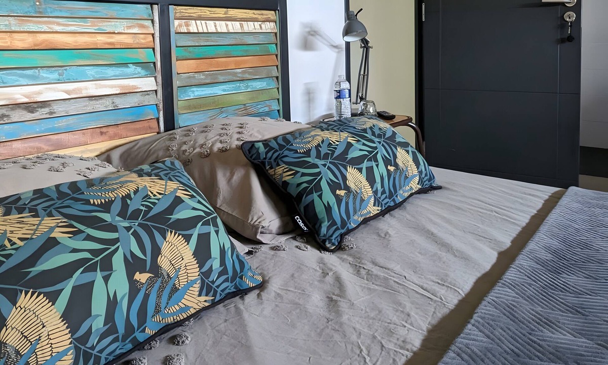 Plouer-sur-Rance Bed & Breakfast | Bed and Breakfast 'Chambre Port Briac' with Shared Pool, Shared Terrace and Wi-Fi