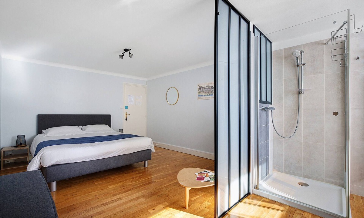 Laigne-en-Belin Bed & Breakfast | Bed and Breakfast 'Chambre Le Mans' with Shared Terrace, Shared Garden and Wi-Fi