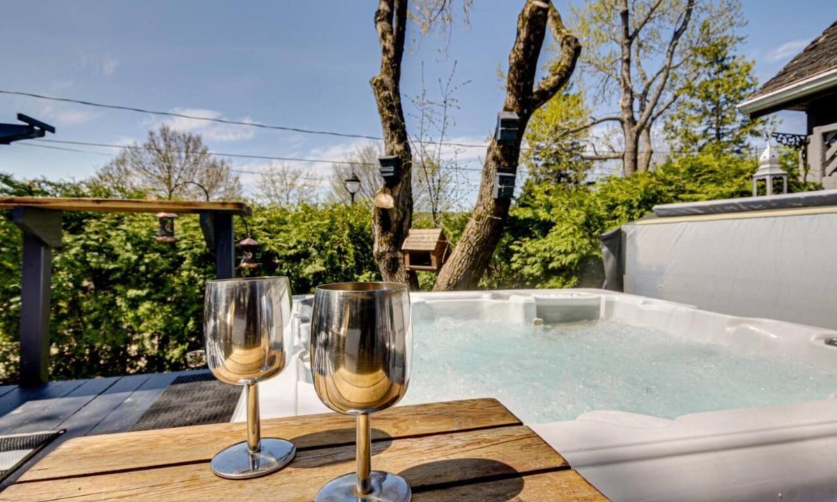 Grandes-Piles Bed & Breakfast | Bed and Breakfast: Elegant family suite Spa on shared terrace