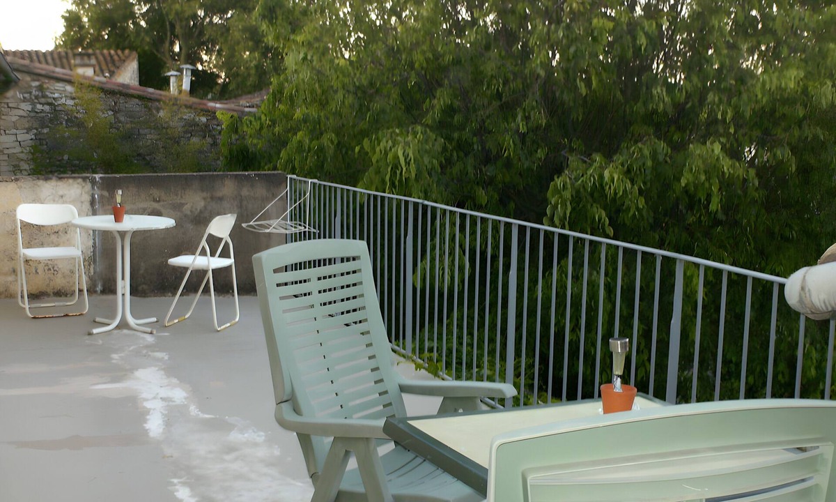 Salinelles Bed & Breakfast | Bed and Breakfast 'Automne Hiver Été' with Shared Terrace, Private Garden and Wi-Fi