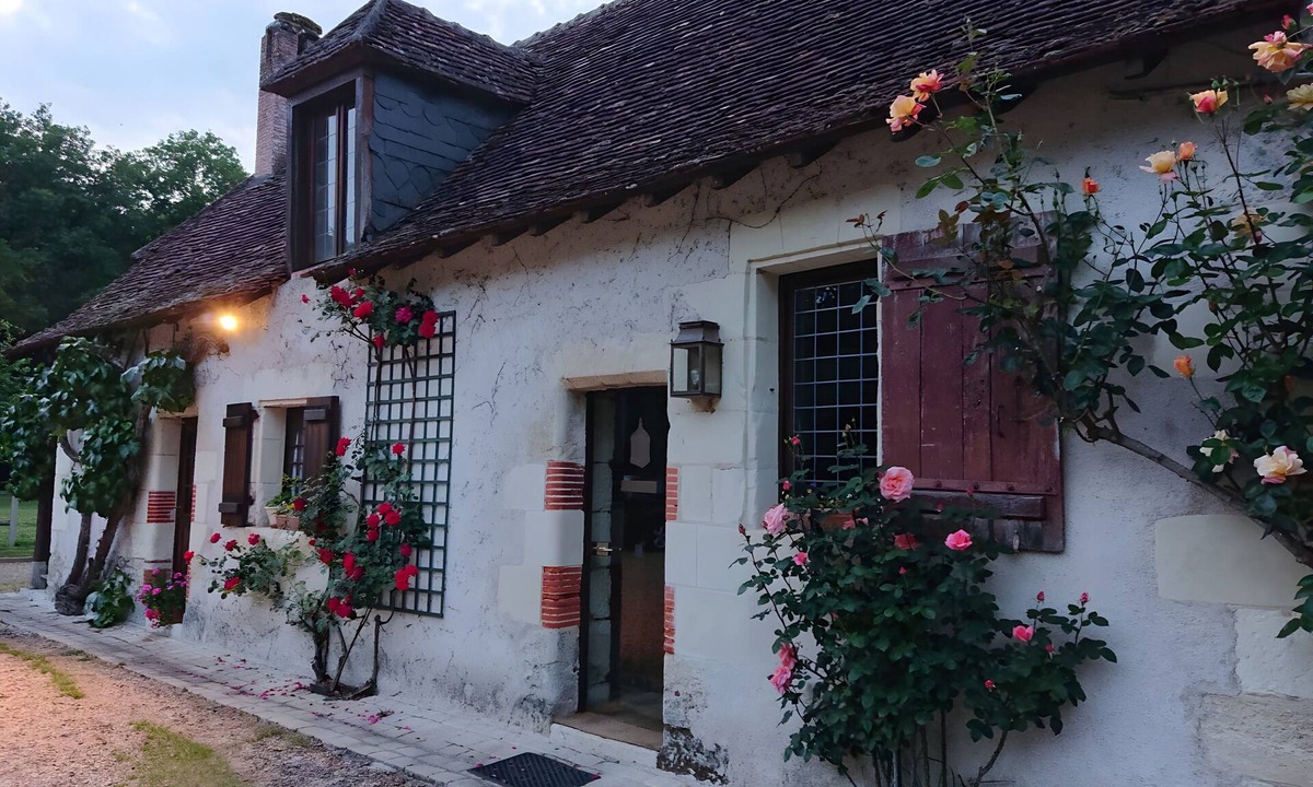 Amboise Bed & Breakfast | Bed and Breakfast 'Auberge Marcheroux Chambre N°4' with Shared Garden and Wi-Fi