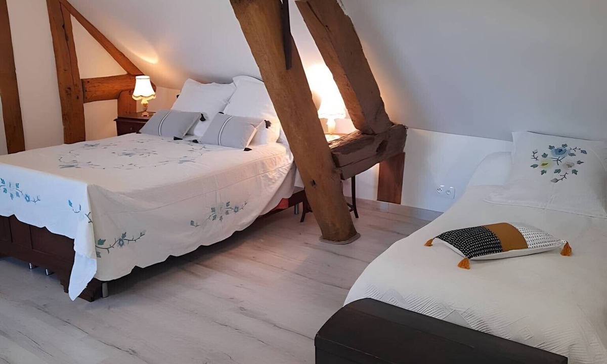 Saint-Bon Bed & Breakfast | Bed and Breakfast 'Chambre 2' with Shared Pool, Shared Terrace and Wi-Fi