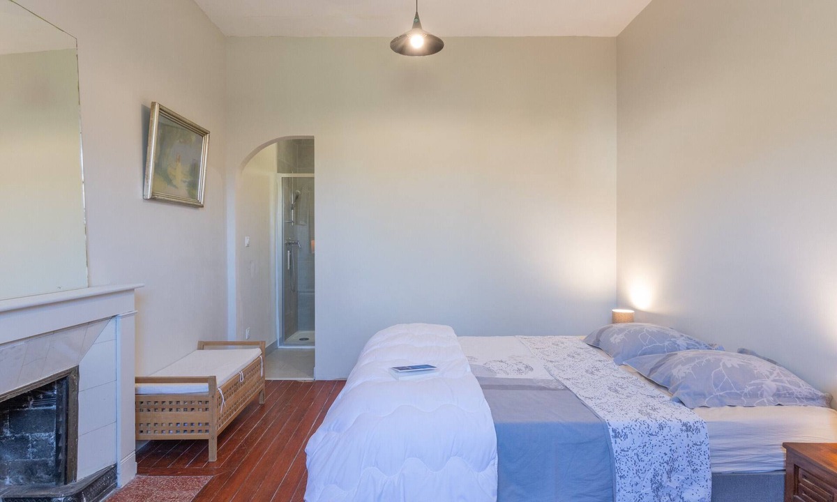 Le Teil Bed & Breakfast | Bed and Breakfast 'Chambre Spacieuse' with Shared Terrace, Shared Garden and Wi-Fi