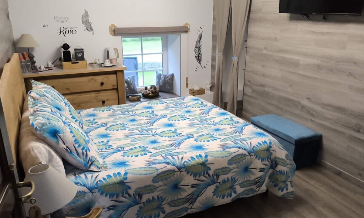 Plantades Bed & Breakfast | Bed and Breakfast 'Chambre Michaël' with Mountain View, Shared Garden and Air Conditioning