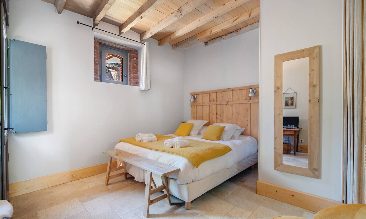 Verfeil Bed & Breakfast | Bed and Breakfast 'Chambre Camille' with Shared Pool, Wi-Fi and Air Conditioning