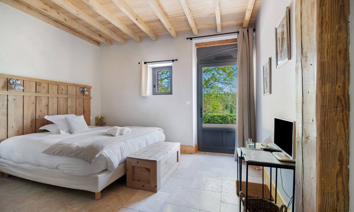 Verfeil Bed & Breakfast | Bed and Breakfast 'Chambre 'Cousin Paul' with Shared Pool, Wi-Fi and Air Conditioning