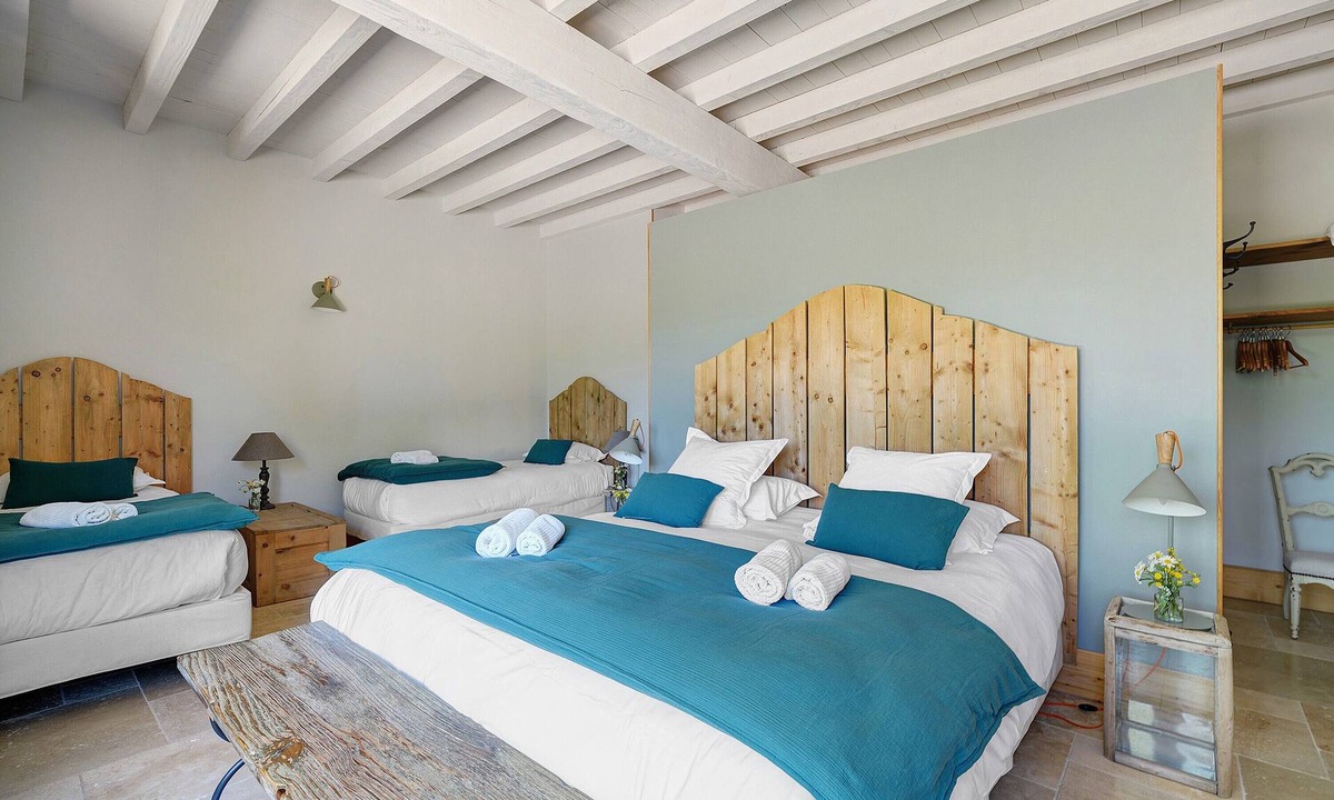 Verfeil Bed & Breakfast | Bed and Breakfast 'Chambre 'Les Bons Enfants' with Shared Pool, Wi-Fi and Air Conditioning