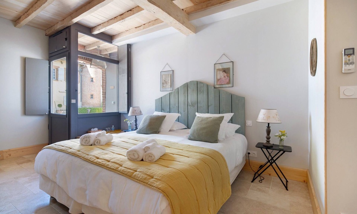 Verfeil Bed & Breakfast | Bed and Breakfast 'Chambre 'Madeleine' with Shared Pool, Wi-Fi and Air Conditioning