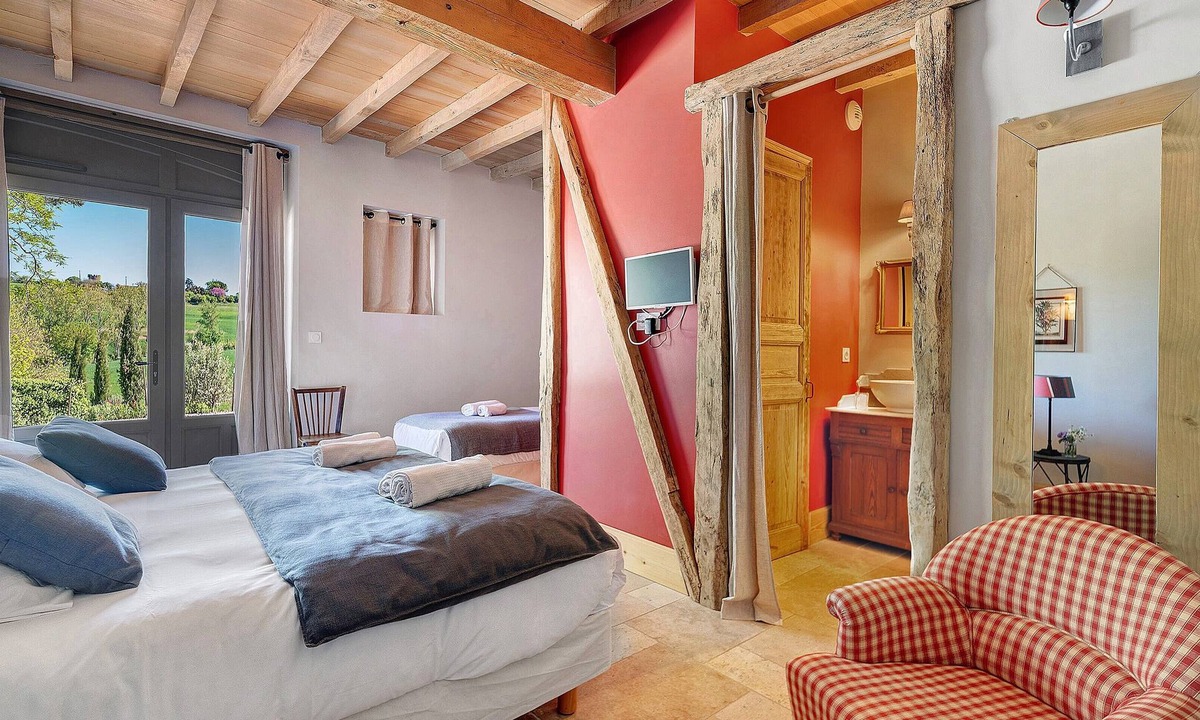 Verfeil Bed & Breakfast | Bed and Breakfast 'Chambre 'Sophie' with Shared Pool, Wi-Fi and Air Conditioning