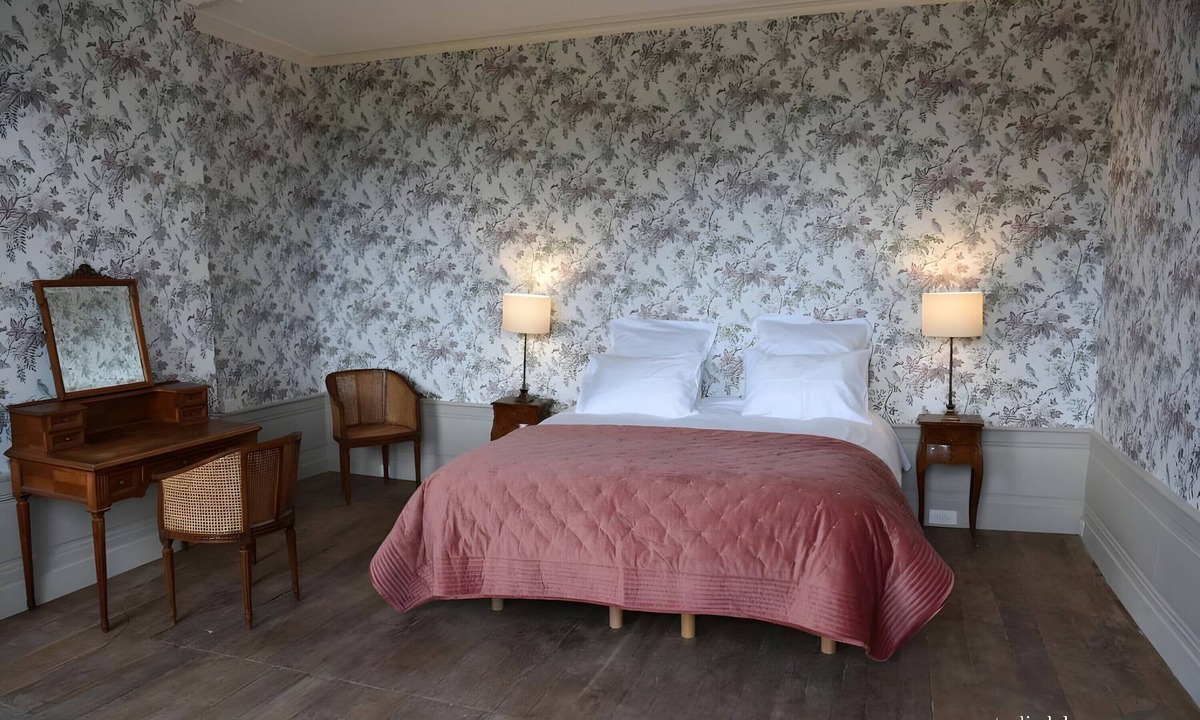 Sanxay Bed & Breakfast | Bed and Breakfast 'Chambre Double - Vue Sur Parc' with Shared Garden and Wi-Fi