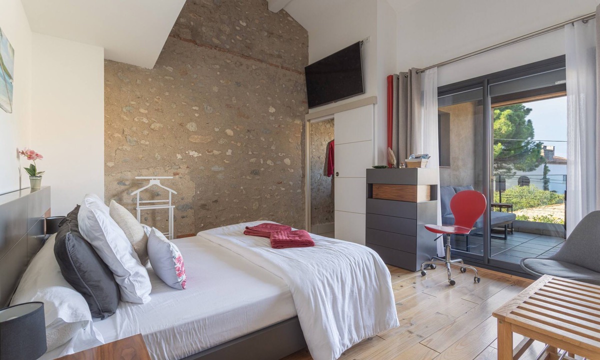 Bages Bed & Breakfast | Bed and Breakfast 'Chambre D'hote - Caraibes' with Shared Terrace, Wi-Fi and Air Conditioning