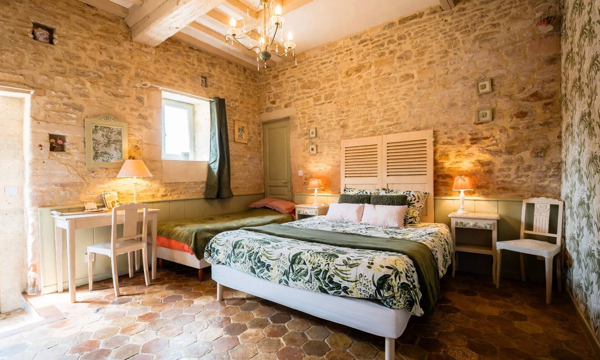 Ryes Bed & Breakfast | Bed and Breakfast 'Chambre Romance' with Private Terrace, Wi-Fi and Air Conditioning